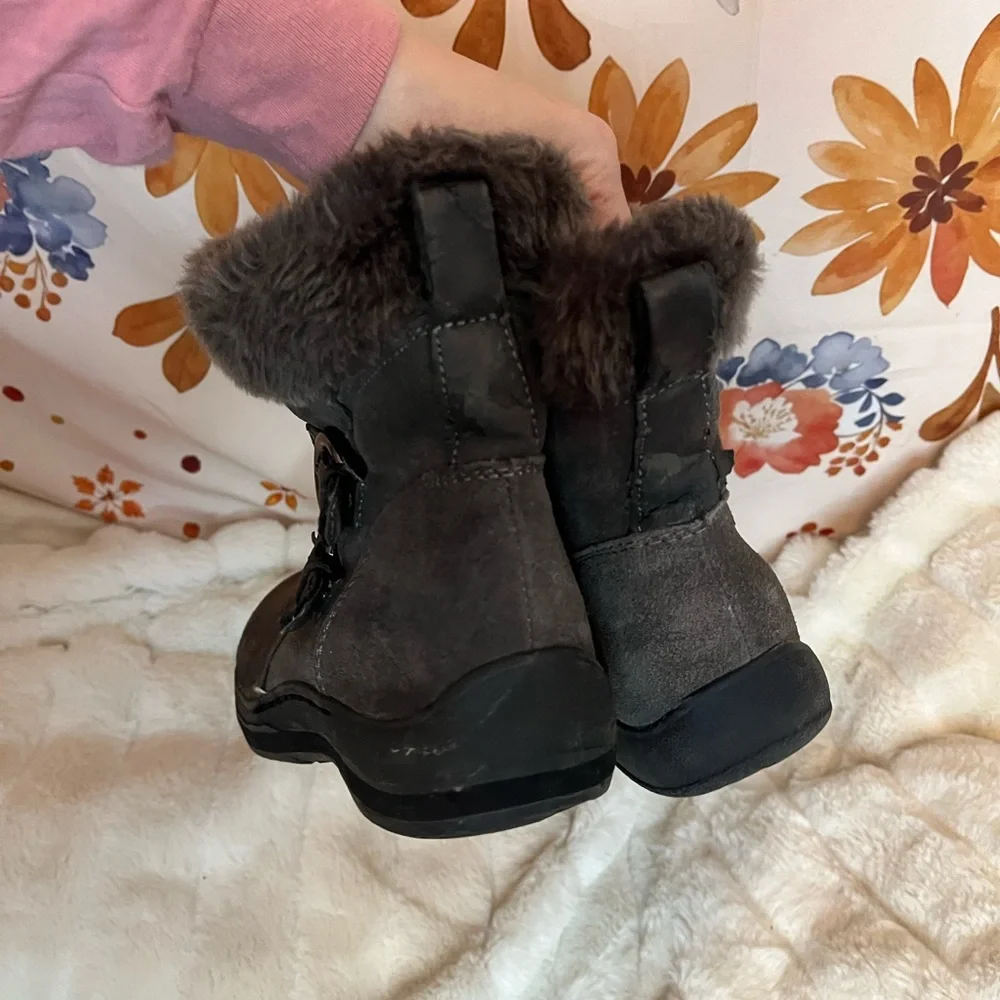 Bare Traps Harleen 8M Suede Side Zip Faux Fur Trim Grey Winter Snow Boots Fall
